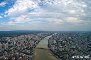 晋级四强后，贝林厄姆冲向场边拥抱朋友